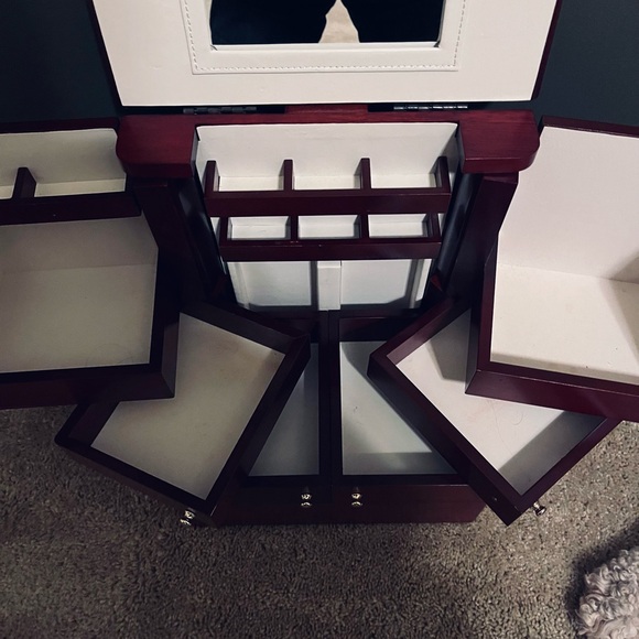 Fabulous Jewelry Box - Picture 3 of 6